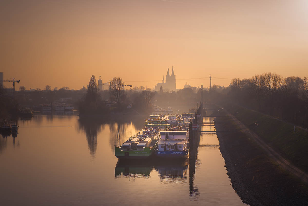 Das Bild des Kölner Fotografen Rob Herff zeigt einen Teil des Mülheimer Hafens in Köln am Anfang der Goldenen Stunde an einem diesigen Tag.